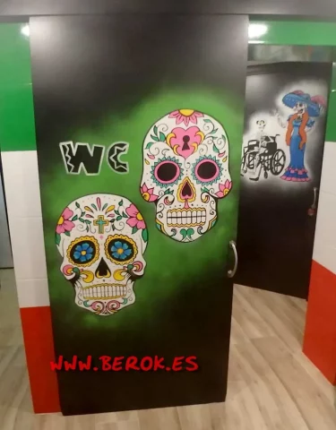 puertas wc decoradas con calaveras mexicanas