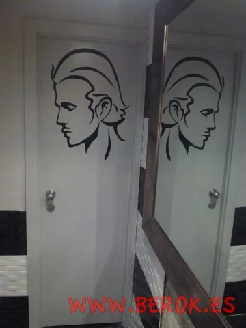 Diseño vectorial chico en puerta de lavabo con graffiti