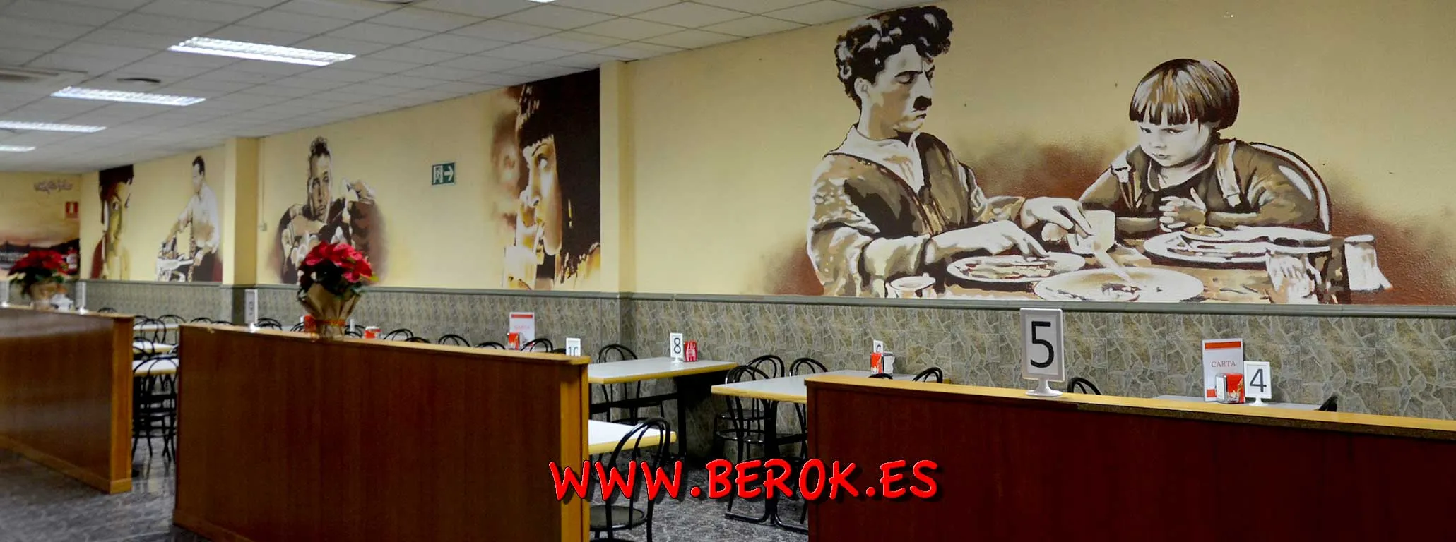 Mural artístico en interior de restaurante decorado