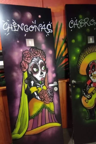 puertas baño restaurante mexicano catrinas y mariachis