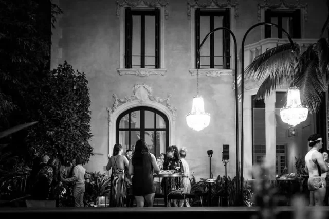 Evento corporativo temático años 80 en Barcelona con decoración elegante al aire libre