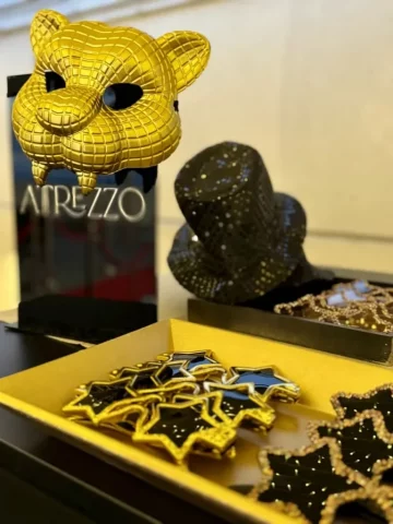 Atrezzo temático con máscara dorada de tigre para evento corporativo en Barcelona