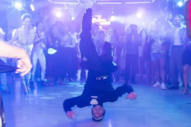 Bailarín breakdance en evento temático 80s estilo Nueva York para empresa en Barcelona