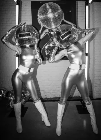 Fiesta corporativa temática 80s con baile y espectáculo en Barcelona