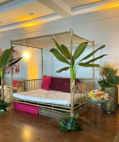 Decoración temática hawaiana con cama balinesa en evento corporativo en Barcelona