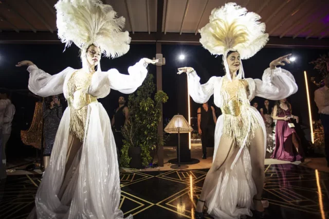 Bailarinas con trajes futuristas en evento temático corporativo en Barcelona