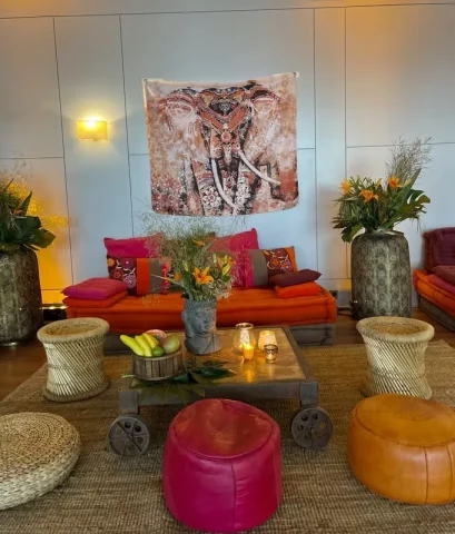 Decoración estilo India en evento corporativo temático con cojines y tapices