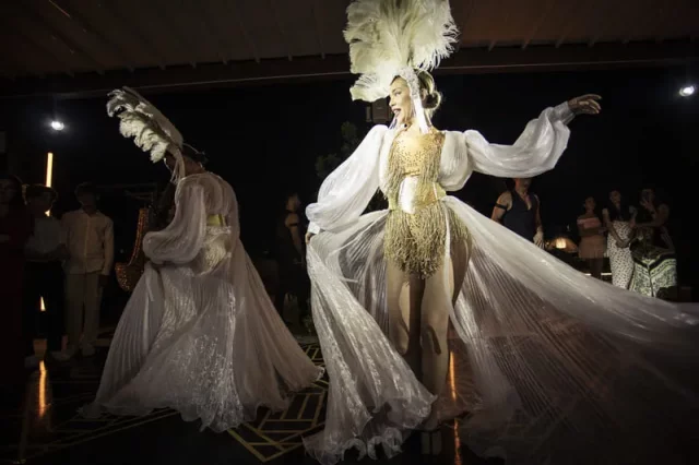 Espectáculo de bailarinas con disfraces temáticos en evento corporativo
