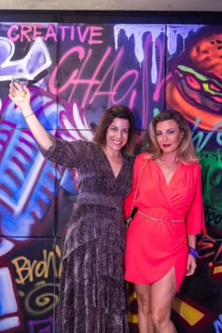 Invitadas en evento corporativo temático 90s con mural graffiti