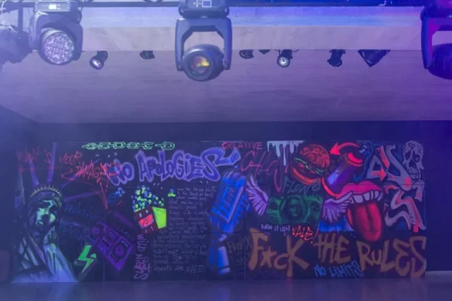 Mural estilo graffiti neoyorkino en evento corporativo 90s