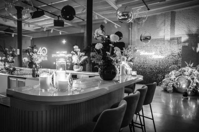 Decoración elegante con luces y bar en evento corporativo en Barcelona