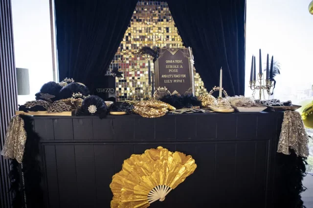 Mesa con complementos dorados para photocall de evento temático