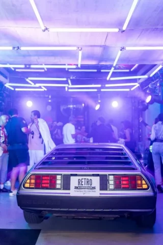 Coche DeLorean retro en evento corporativo temático en Barcelona