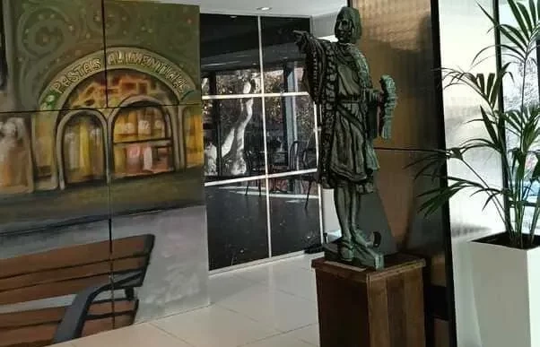Estatua de Colón y mural inspirado en Las Ramblas en evento corporativo
