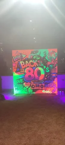 mural graffiti fluorescente años 80 evento temático