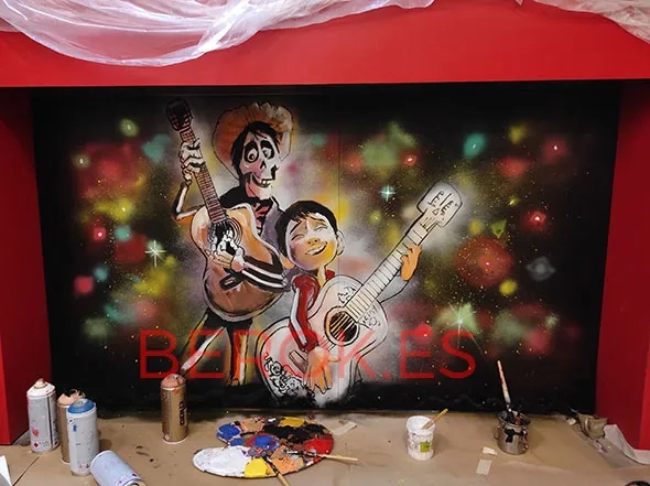 Graffiti personajes película Coco Disney en mural