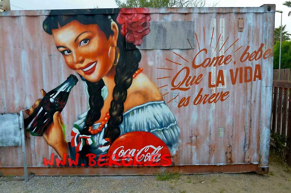 Graffiti publicitario CocaCola con mujer mexicana y mensaje positivo