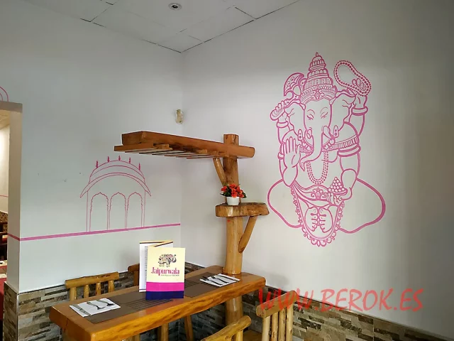 Decoración mural con dios elefante Ganesha en estilo graffiti