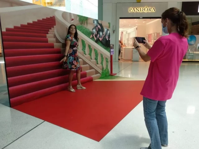 Graffiti 3D trampantojo de escaleras rojas para eventos en centros comerciales.