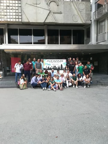 Grupo corporativo México con graffiti artístico en evento internacional.