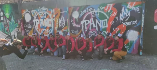 Team building creativo con graffiti mural en evento corporativo Pano Factory.