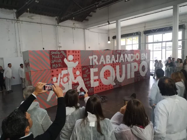 Evento team building con graffiti en cubos puzzle gigantes en Barcelona.