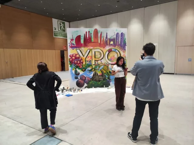 Graffiti artístico en evento corporativo YPO con temática Barcelona e Iluminatis.