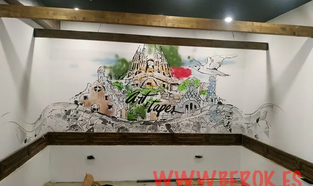 Graffiti mural Gaudí y Sagrada Familia interior restaurante Barcelona