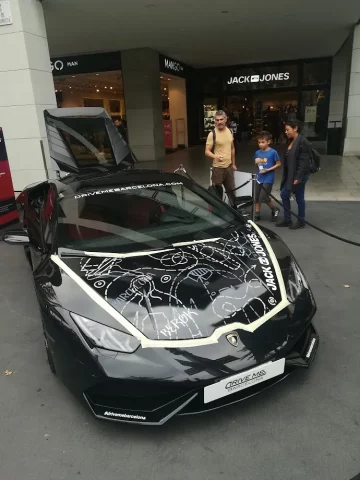 Lamborghini con graffiti artístico en evento Barcelona