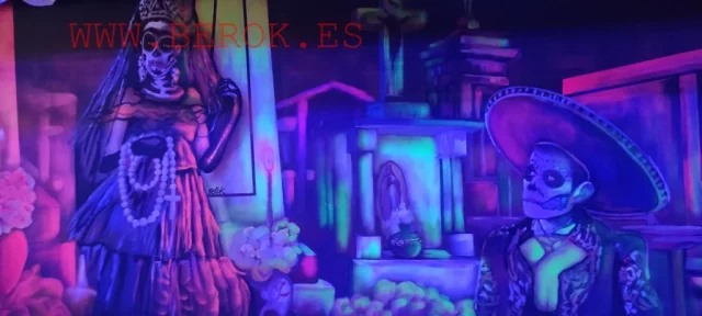 Graffiti con catrina mexicana Malinche iluminada con luz negra