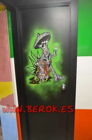 Graffiti calavera mexicana con sombrero y tequila en puerta