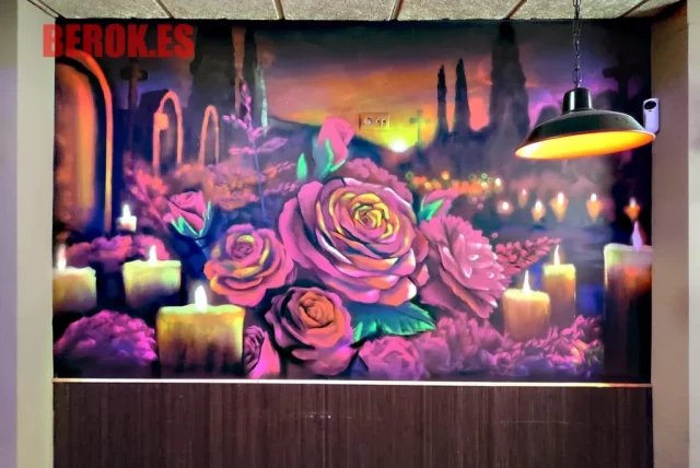 Mural graffiti con flores y velas en cementerio mexicano Día de los Muertos