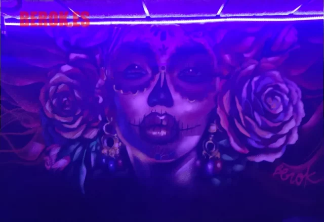 Mural graffiti de catrina mexicana en 3D iluminado con luz negra