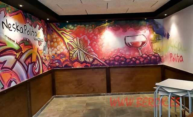 Graffiti mural Neska Polita Vinoteca en Calella