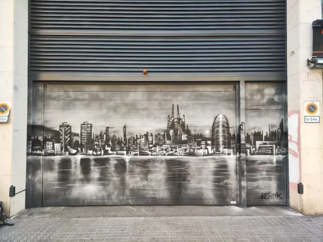 Graffiti puerta de parking skyline pintado a mano con skyline artístico en blanco y negro