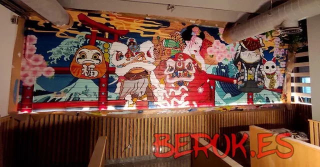 Graffiti mural japonés con símbolos tradicionales en restaurante