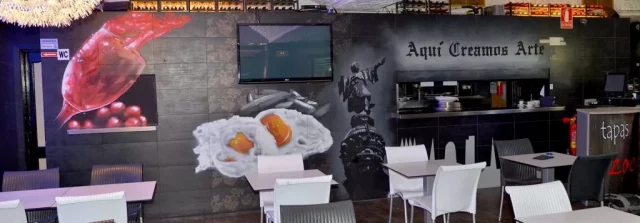 Decoración graffiti interior restaurante tapas con mural de vino y tapas en Barcelona