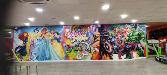 Mural de graffiti con superhéroes y princesas Disney para eventos y fiestas.