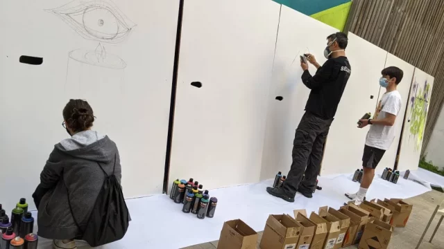 Taller de graffiti para niños en evento educativo