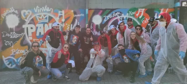 Grupo en Francia realizando actividad de graffiti colaborativo en evento de empresa.