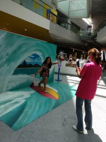 Graffiti trampantojo de surf en centro comercial