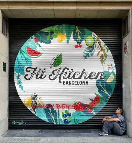 Graffiti persiana Fit Kitchen Barcelona vegano con frutas frescas