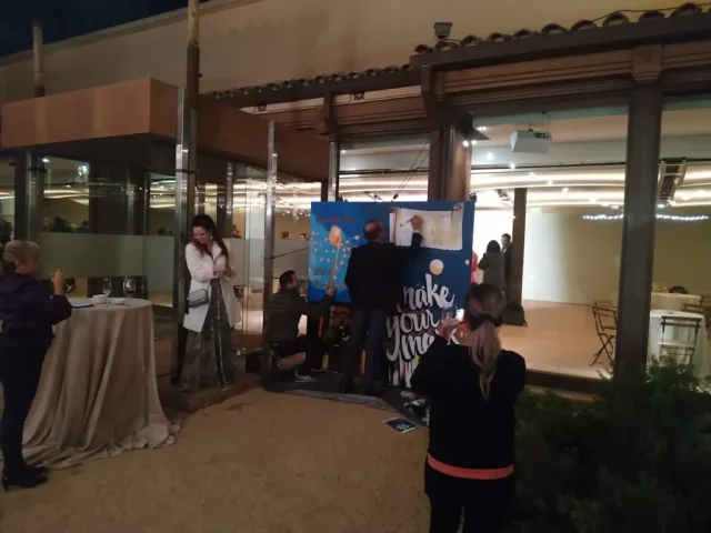 Exhibición de graffitis artísticos en evento de empresa en Barcelona.