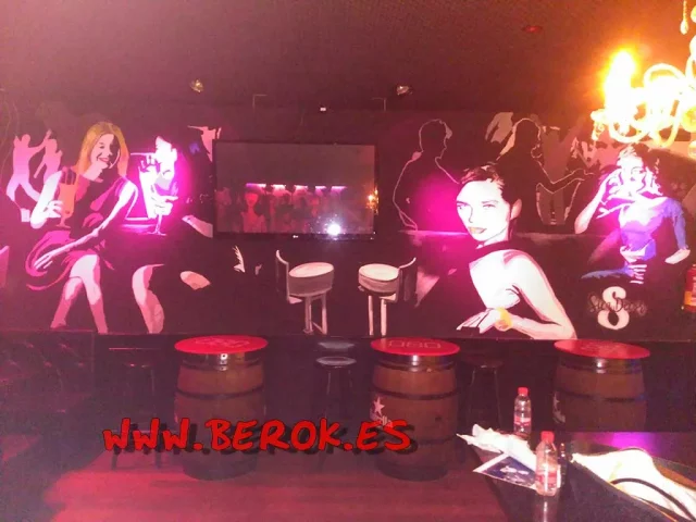 Mural de bar musical con mujeres y ambiente nocturno en tonos rosas y violetas