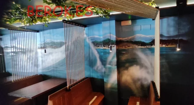 Mural con paisaje marino y olas en restaurante Tramuntana de L’Escala
