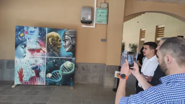 Lienzo de graffiti futurista con inteligencia artificial y gafas VR en evento.