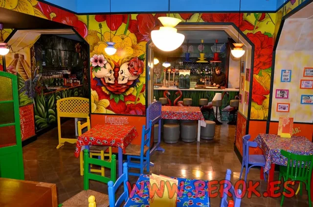 restaurante mexicano decorado murales coloridos