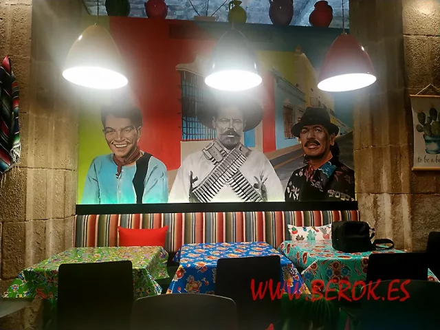 Mural mexicano con retratos coloridos y decoración tradicional