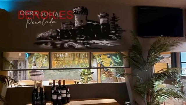 Mural en tonos grises con castillo de Peralada y texto Obra Social