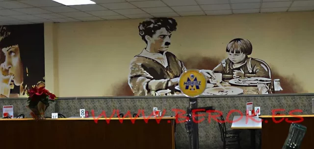 Mural de Charles Chaplin y El Chico en restaurante pintado por Berok